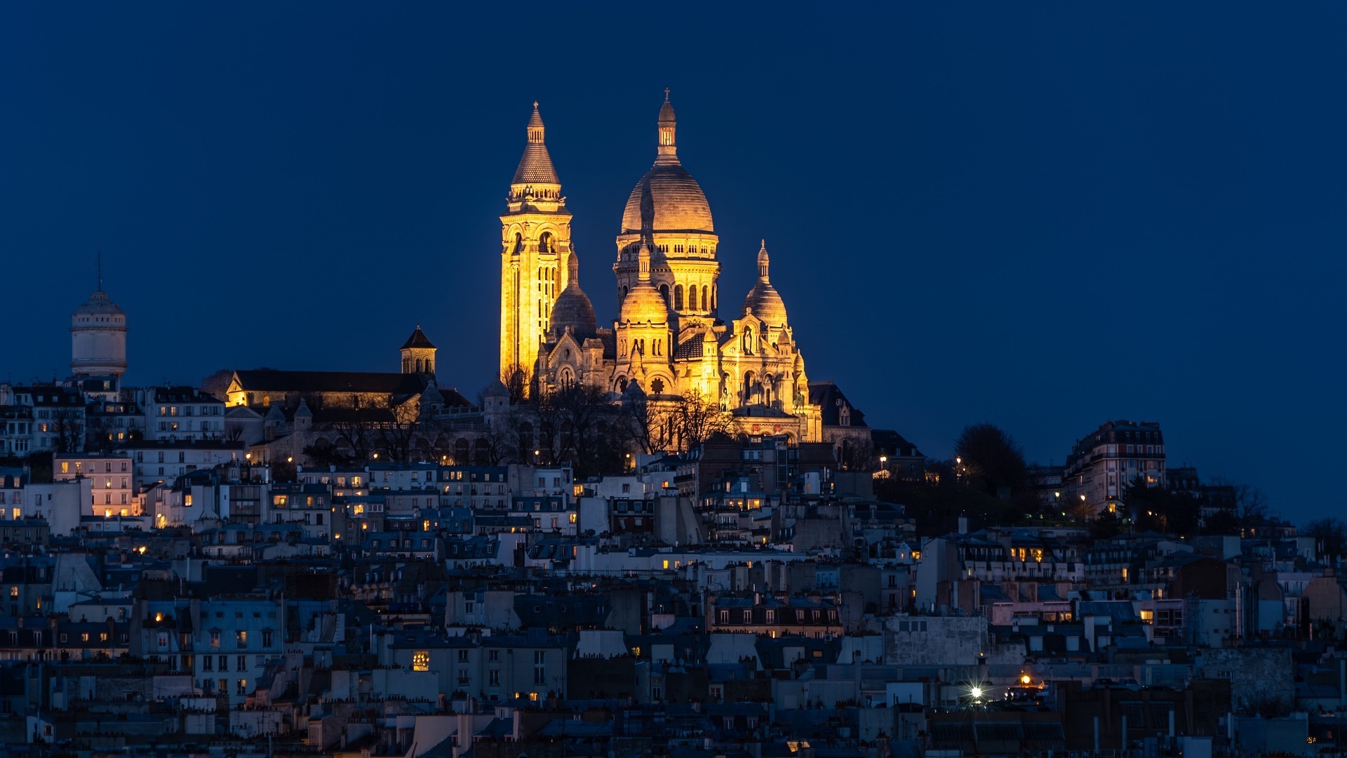 Sacré-Cœur Basilica is a must-Visit Landmarks in Paris